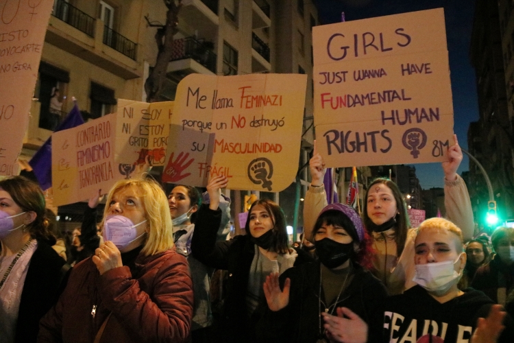 Women demonstrate holding signs in a female protest in Tarragona on March 8, 2022 (by Eloi Tost/Mar Rovira)